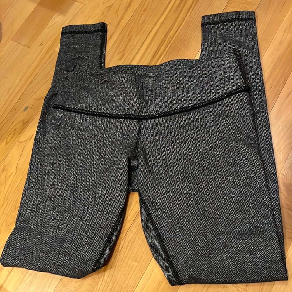 EUC Lululemon leggings in grey houndstooth size 8